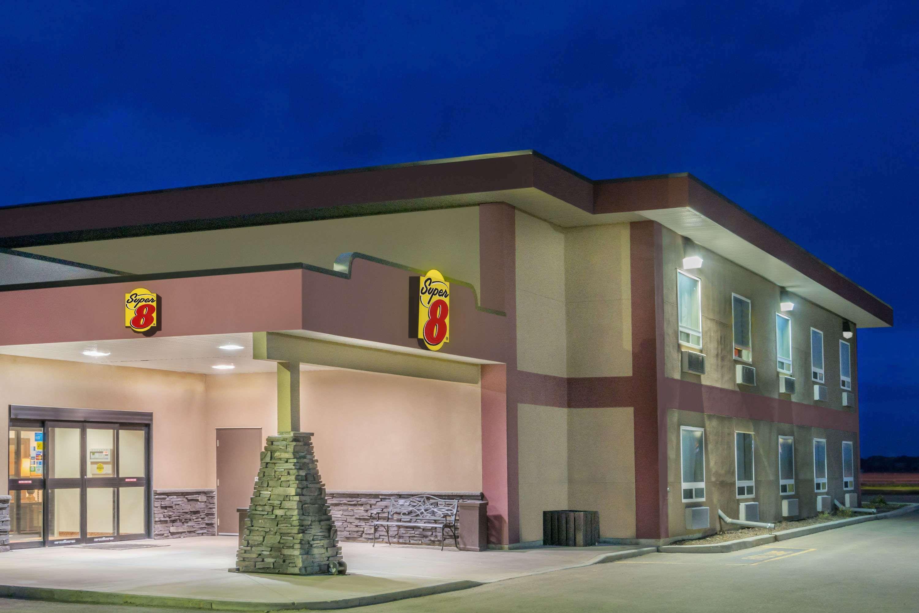 Super 8 By Wyndham Innisfail المظهر الخارجي الصورة